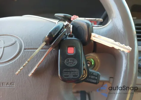 2002 Toyota Sienna Le z USA, uszkodzony, nr VIN 4T3ZF13C22U451706